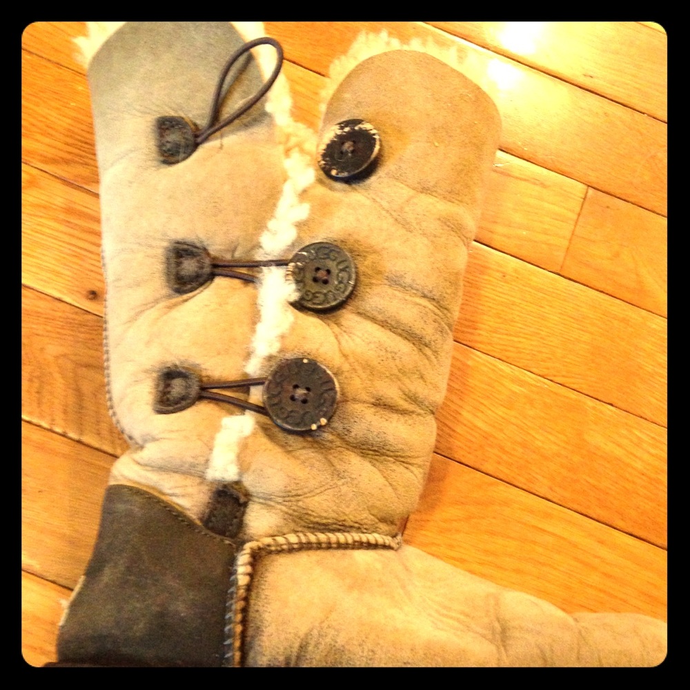 Lined Uggs Boots buttoned-up, size 7-7.5?